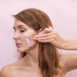 Belleza Rodante Rozenkwarts Jade Roller & Gua Sha Steen - Gezichtsroller - Gezichtsmassage - Rose Quartz - Steen Der Liefde - Met Giftbox 15 Belleza Rodante Rozenkwarts Jade Roller & Gua Sha Steen - Gezichtsroller - Gezichtsmassage - Rose Quartz - Steen Der Liefde - Met Giftbox -Givenchy-winkel 550x550 1012