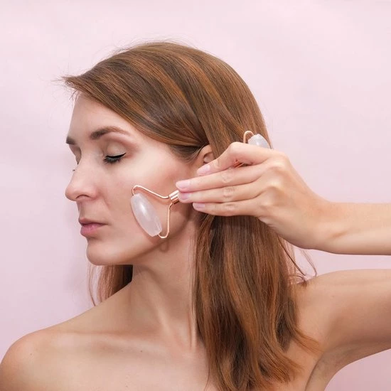 Belleza Rodante Rozenkwarts Jade Roller & Gua Sha Steen - Gezichtsroller - Gezichtsmassage - Rose Quartz - Steen Der Liefde - Met Giftbox 6 Belleza Rodante Rozenkwarts Jade Roller & Gua Sha Steen - Gezichtsroller - Gezichtsmassage - Rose Quartz - Steen Der Liefde - Met Giftbox - Afbeelding 6