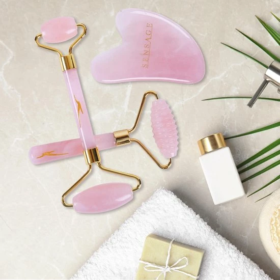 Sensage Rozenkwarts Roller Met Gua Sha Steen | Massage Jade Roller | 100% Natuurlijk Rose Quartz | Gezichtsroller | Face Roller | Roller | Gezichtsmassage | 4-delige Beauty Set 5 Sensage Rozenkwarts Roller Met Gua Sha Steen | Massage Jade Roller | 100% Natuurlijk Rose Quartz | Gezichtsroller | Face Roller | Roller | Gezichtsmassage | 4-delige Beauty Set - Afbeelding 5