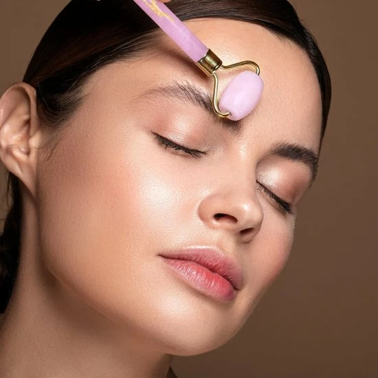 Sensage Rozenkwarts Roller Met Gua Sha Steen | Massage Jade Roller | 100% Natuurlijk Rose Quartz | Gezichtsroller | Face Roller | Roller | Gezichtsmassage | 4-delige Beauty Set 7 Sensage Rozenkwarts Roller Met Gua Sha Steen | Massage Jade Roller | 100% Natuurlijk Rose Quartz | Gezichtsroller | Face Roller | Roller | Gezichtsmassage | 4-delige Beauty Set - Afbeelding 7